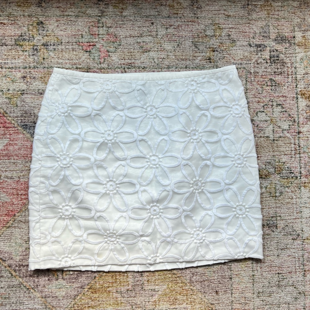 The Limited flower skirt in size 6. Beautiful skirt! Zipper on L side.